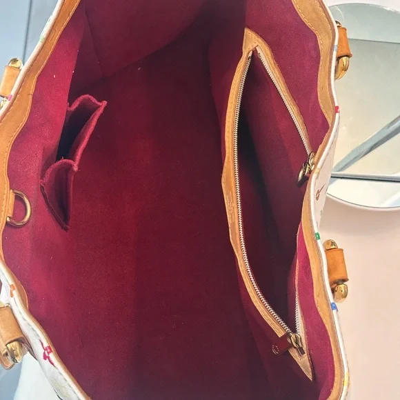 Louis Vuitton - Picture 14 of 17